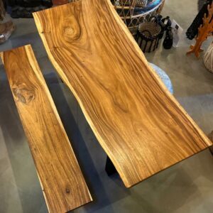 TABLE EN SUAR MASSIF AVEC PIEDS METAL NOIR - VERMELHO