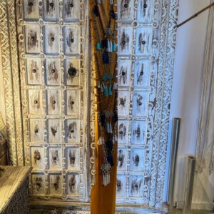 BUSTE GEANT PORTE BIIJOUX SUR SOCLE EN BOIS D’ALBIZIA - SIMONE