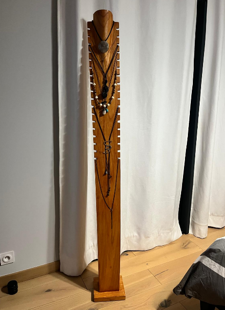 Buste géant sur socle porte bijoux - SIMONE