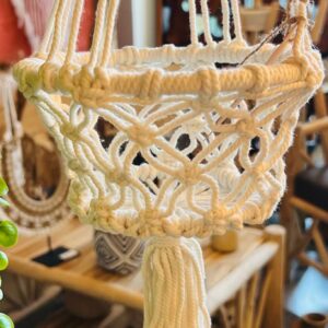 PANIER A SUSPENDRE FAIT EN MACRAME – BELY 1