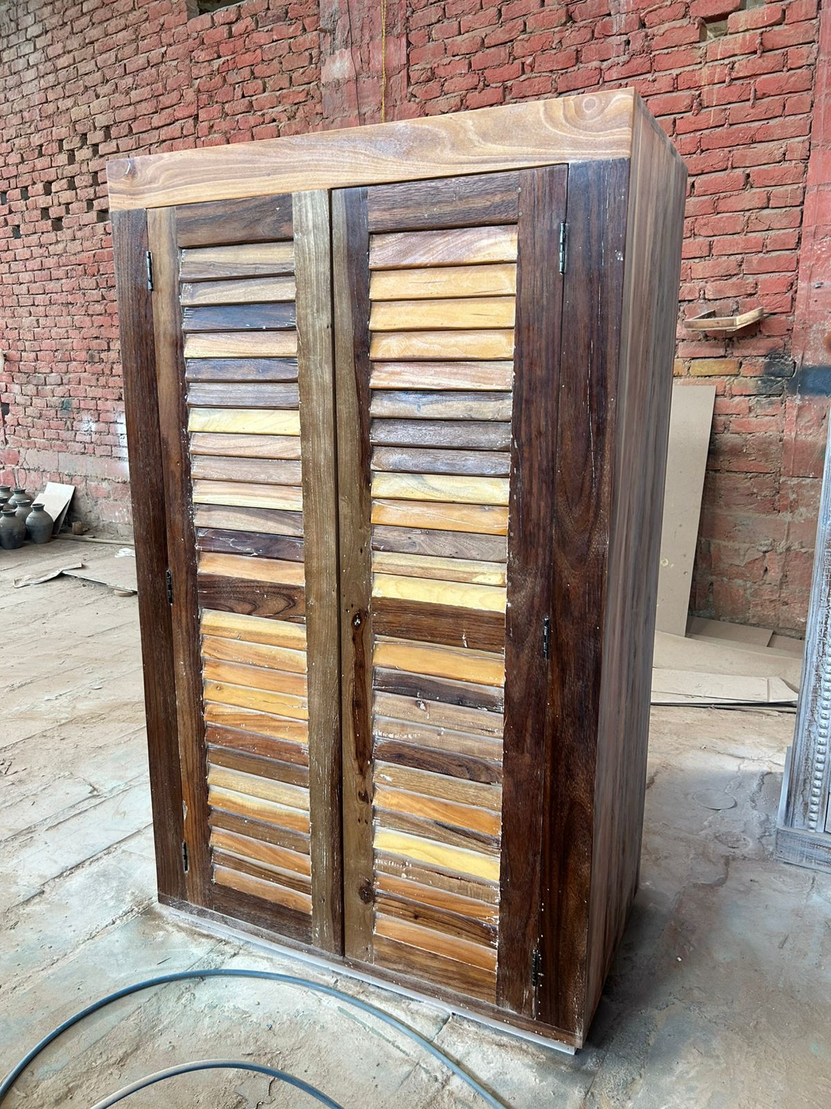 Armoire en bois de neem - TAVERNIER